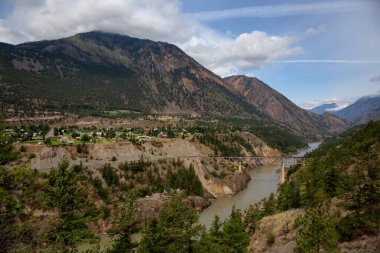 Güneşli ve bulutlu bir yaz gününde küçük bir kasabanın güzel manzarası, Lillooet. Kanada 'nın British Columbia şehrinde yer almaktadır..