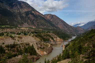 Güneşli ve bulutlu bir yaz gününde küçük bir kasabanın güzel manzarası, Lillooet. Kanada 'nın British Columbia şehrinde yer almaktadır..