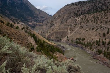 Fraser Nehri 'nin yaz mevsiminde Kanada Dağ Manzarası ile çevrili vadideki hava panoramik manzarası. Lillooet, Bc, Kanada yakınlarında çekildi.