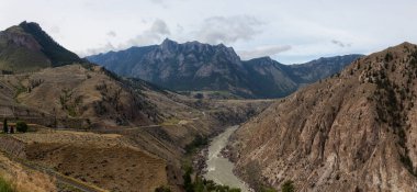 Fraser Nehri 'nin yaz mevsiminde Kanada Dağ Manzarası ile çevrili vadideki hava panoramik manzarası. Lillooet, Bc, Kanada yakınlarında çekildi.
