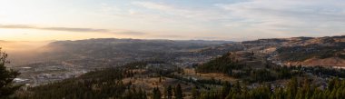 Renkli bir yaz gündoğumu sırasında güzel bir Kanada şehri olan Kamloops 'un Panoramik Manzarası. Kanada 'nın British Columbia şehrinde yer almaktadır..