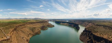 Bulutlu ve güneşli bir yaz gününde Cove Palisades Eyalet Parkı 'nın güzel hava manzarası. Oregon, Amerika Birleşik Devletleri 'nde çekildi..