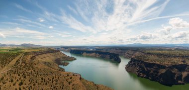 Bulutlu ve güneşli bir yaz gününde Cove Palisades Eyalet Parkı 'nın güzel hava manzarası. Oregon, Amerika Birleşik Devletleri 'nde çekildi..