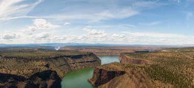 Bulutlu ve güneşli bir yaz gününde Cove Palisades Eyalet Parkı 'nın güzel hava manzarası. Oregon, Amerika Birleşik Devletleri 'nde çekildi..