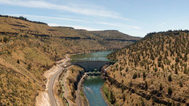 Güneşli bir yaz gününde bir barajın panoramik hava manzarası. Madras, Oregon, Amerika Birleşik Devletleri.