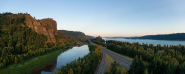 Parlak bir yaz gündoğumu sırasında Columbia Nehri 'nin güzel hava panoramik manzarası. Oregon, Amerika Birleşik Devletleri 'nde çekildi..