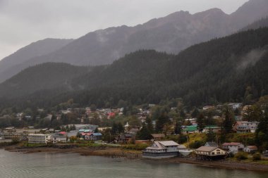 Küçük bir kasabanın güzel manzarası, Juneau, bulutlu bir sabahta, arka planda dağlar. Alaska, ABD 'de çekildi..