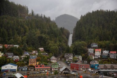 Ketchikan, Alaska, ABD - 26 Eylül 2019: Fırtınalı ve yağmurlu bir sabahta okyanus kıyısındaki küçük bir turistik kasabanın güzel hava manzarası.