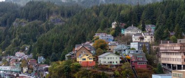 Ketchikan, Alaska, ABD - 26 Eylül 2019: Fırtınalı ve yağmurlu bir sabahta okyanus kıyısındaki küçük bir turistik kasabanın güzel hava manzarası.