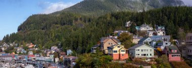Ketchikan, Alaska, ABD - 26 Eylül 2019: Okyanus kıyısındaki küçük bir turistik kasabanın güneşli bir sabah manzarası.