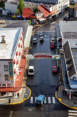 Ketchikan, Alaska, ABD - 26 Eylül 2019: Okyanus kıyısındaki küçük bir turistik kasabanın güneşli bir sabah manzarası.