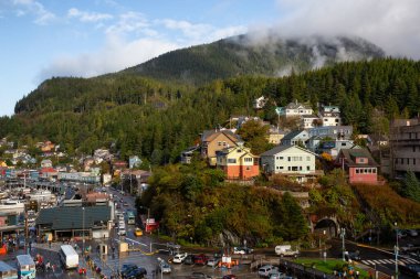 Ketchikan, Alaska, ABD - 26 Eylül 2019: Okyanus kıyısındaki küçük bir turistik kasabanın güneşli bir sabah manzarası.