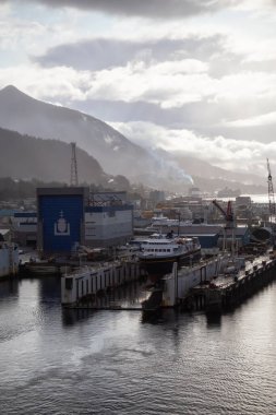 Ketchikan, Alaska, ABD - 26 Eylül 2019: Fırtınalı bir sabah boyunca Okyanus kıyısındaki küçük bir turistik kasabanın güzel hava manzarası.