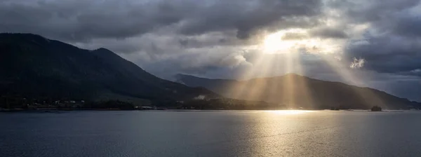 Wunderschöner Panoramablick Auf Die Sonnenstrahlen Über Die Meeresküste Einem Stürmischen — Stockfoto
