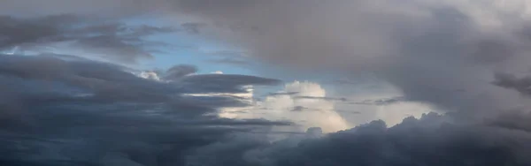 Dramática Vista Panorámica Paisaje Nublado Durante Atardecer Oscuro Lluvioso Colorido — Foto de Stock