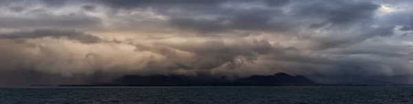 Karanlık Yağmurlu Renkli Bir Günbatımında Dramatik Bir Panoramik Manzara Alaska — Stok fotoğraf