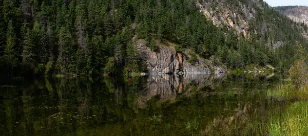 Bela Vista Panorâmica Lago Crown Marble Canyon Provincial Park Durante — Fotografia de Stock