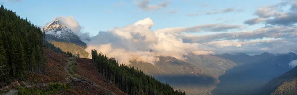 Piękny Powietrzny Panoramiczny Krajobraz Kanadyjskich Gór Podczas Zachmurzonego Zachodu Słońca — Zdjęcie stockowe