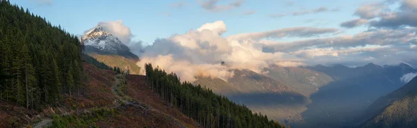 Hermoso Paisaje Panorámico Aéreo Las Montañas Canadienses Durante Una Puesta —  Fotos de Stock