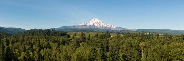 以胡山为背景的美国风景与绿地的空中全景景观 在美利坚合众国俄勒冈州拍摄 — 图库照片