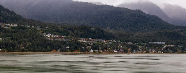 Krásný Panoramatický Výhled Malé Město Juneau Během Zamračeného Rána Horami — Stock fotografie