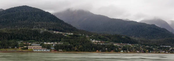 Gyönyörű Panoráma Kilátás Nyílik Egy Kisvárosra Juneau Egy Felhős Reggelen — Stock Fotó