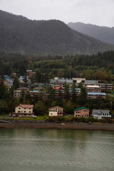 在一个多云的早晨 背景是群山 朱诺是一个小镇美丽的风景 在美国阿拉斯加拍的 — 图库照片