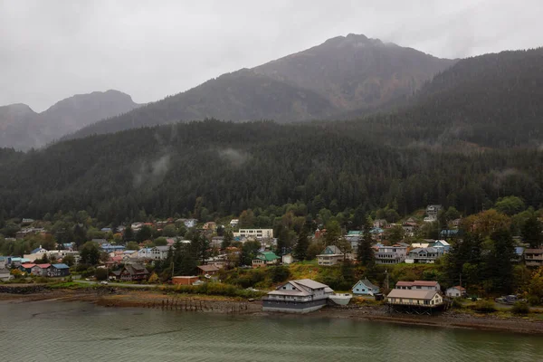Gyönyörű Kilátás Nyílik Egy Kisvárosra Juneau Egy Felhős Reggelen Hegyekkel — Stock Fotó