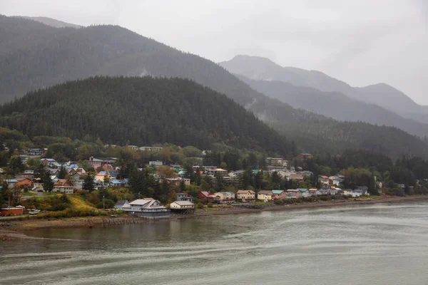 Gyönyörű Kilátás Nyílik Egy Kisvárosra Juneau Egy Felhős Reggelen Hegyekkel — Stock Fotó