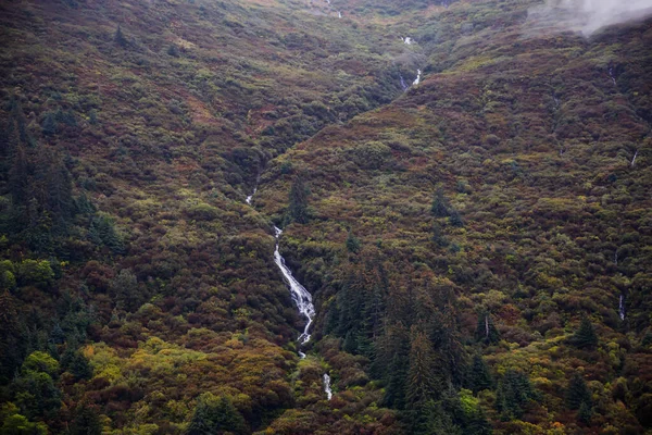 Vackert Vattenfall Den Amerikanska Naturen Molnig Morgon Taget Nära Juneau — Stockfoto