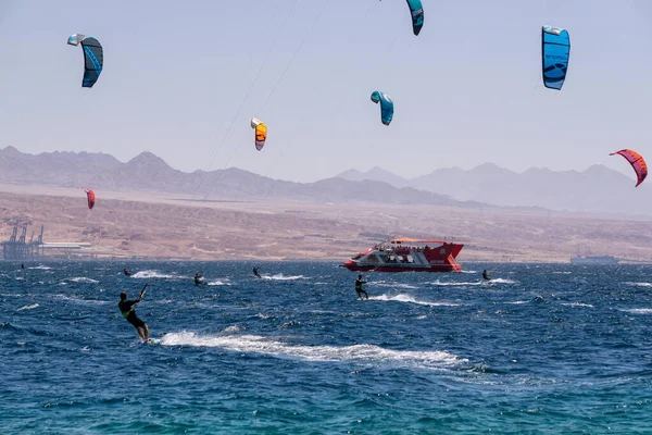 Eilat Izrael 2019 Április Adventurous People Enjoy Water Sports Kitesurfing — Stock Fotó