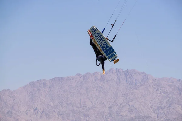 Eilat Israel April 2019 Äventyrlig Man Njuter Vattensporter Kitesurfing Röda — Stockfoto