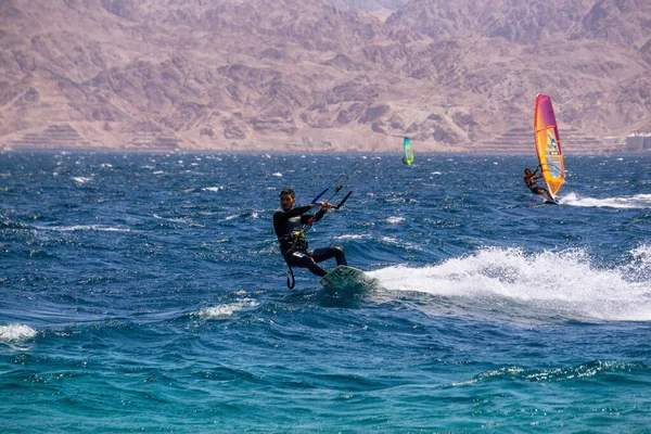 Eilat Israel April 2019 Äventyrliga Människor Njuter Vattensporter Kitesurfing Röda — Stockfoto