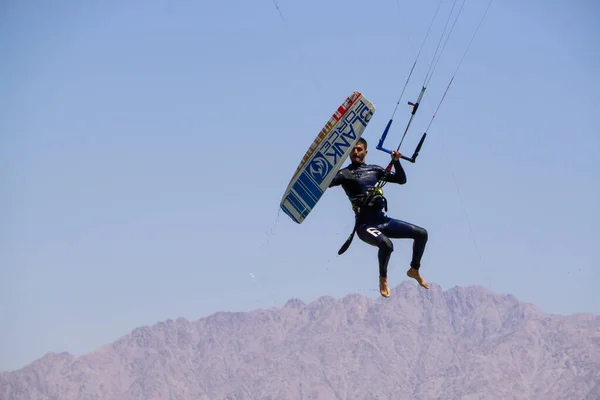 Eilat Izrael 2019 Április Kalandvágyó Ember Élvezi Vízi Sportokat Kitesurfing — Stock Fotó