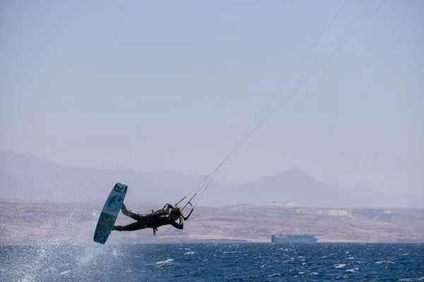 Eilat Israel April 2019 Äventyrlig Man Njuter Vattensporter Kitesurfing Röda — Stockfoto