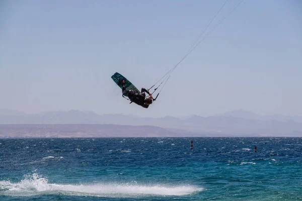 Eilat Israel April 2019 Äventyrlig Man Njuter Vattensporter Kitesurfing Röda — Stockfoto