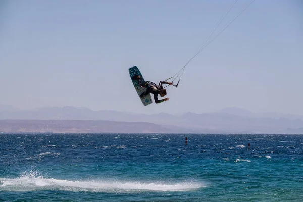 Eilat Israel April 2019 Äventyrlig Man Njuter Vattensporter Kitesurfing Röda — Stockfoto