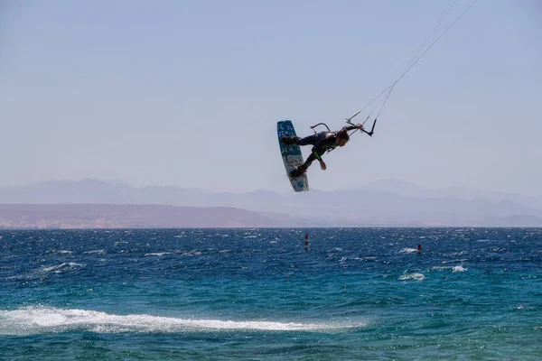 Eilat Israel April 2019 Äventyrlig Man Njuter Vattensporter Kitesurfing Röda — Stockfoto