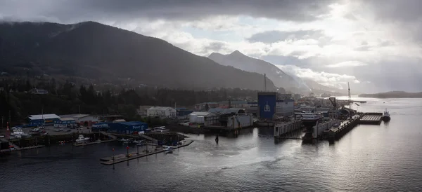 美国阿拉斯加州凯奇坎 2019年9月26日 在暴风雨的早晨 海洋海岸一个旅游小镇美丽的全景空中景观 — 图库照片