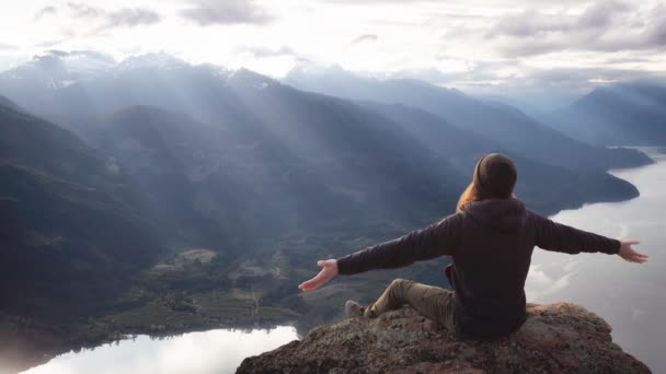 Cinemagraph Continuous Loop Animatie van een man op de top van een Mountain Cliff — Stockvideo