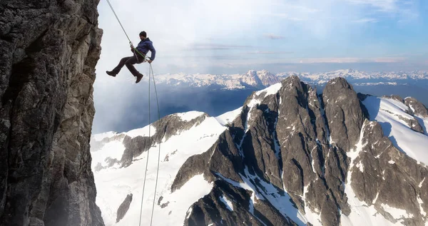 山の崖の上に男とファンタジーアドベンチャー複合体 — ストック写真