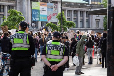 Vancouver Sanat Galerisinde Siyahların Yaşamlarını Protesto Eden Büyük Kalabalık
