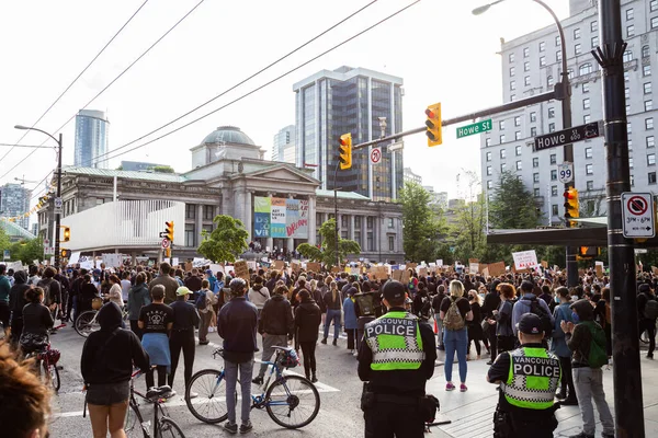 Grande multidão de pessoas protestando sobre vidas negras importa na Galeria de Arte de Vancouver — Fotografia de Stock