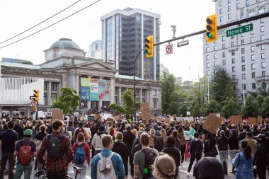 Vancouver Sanat Galerisinde Siyahların Yaşamlarını Protesto Eden Büyük Kalabalık