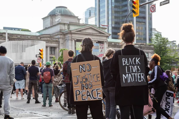 Wielki tłum ludzi protestujących przeciwko Black Lives Matter w Vancouver Art Gallery — Zdjęcie stockowe