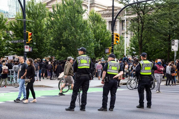 Gran multitud de personas protestando por la importancia de la vida de los negros en la galería de arte de Vancouver — Foto de Stock