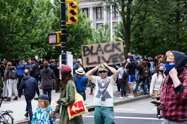 Gran multitud de personas protestando por la importancia de la vida de los negros en la galería de arte de Vancouver — Foto de Stock
