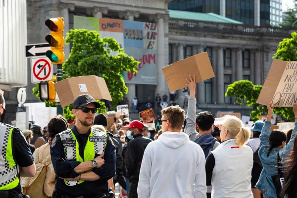 Wielki tłum ludzi protestujących przeciwko Black Lives Matter w Vancouver Art Gallery — Zdjęcie stockowe