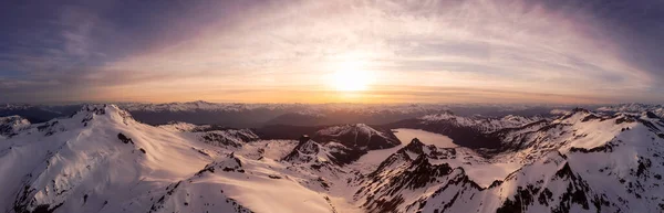 Veduta aerea panoramica del paesaggio montano canadese — Foto Stock