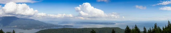 Belle vue panoramique sur le paysage canadien depuis le sommet du Mt. Jardinier — Photo